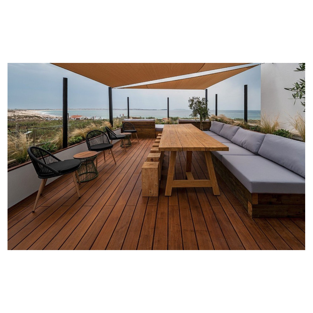Terrasse bambou couverte aménagée avec salon de jardin et table